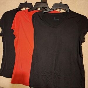 'No Boundaries' 3-pack fitted short sleeved t-shirts. 2 black, 1 red.